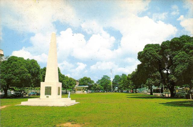 Tugu 'obelisk' British | 1980-an